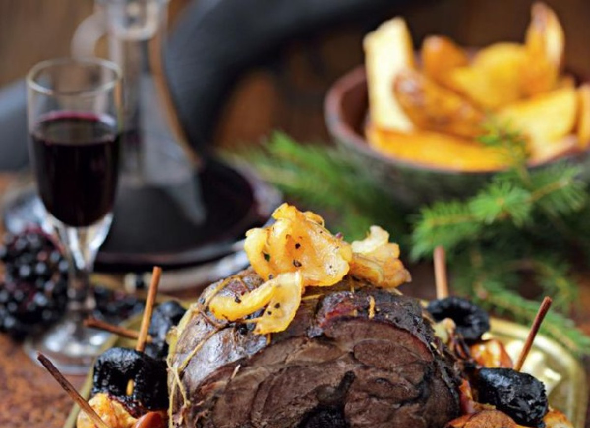 Pieczeń z dzika z jabłkami i śliwkami