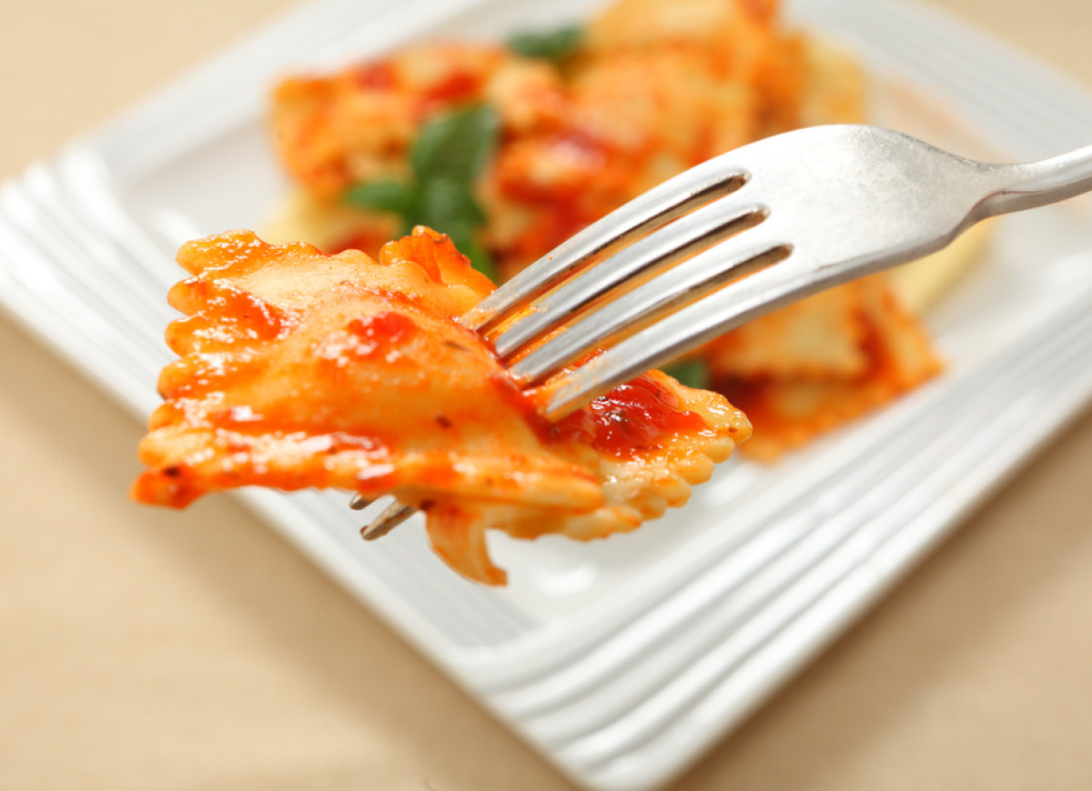 Ravioli w sosie pomidorowym