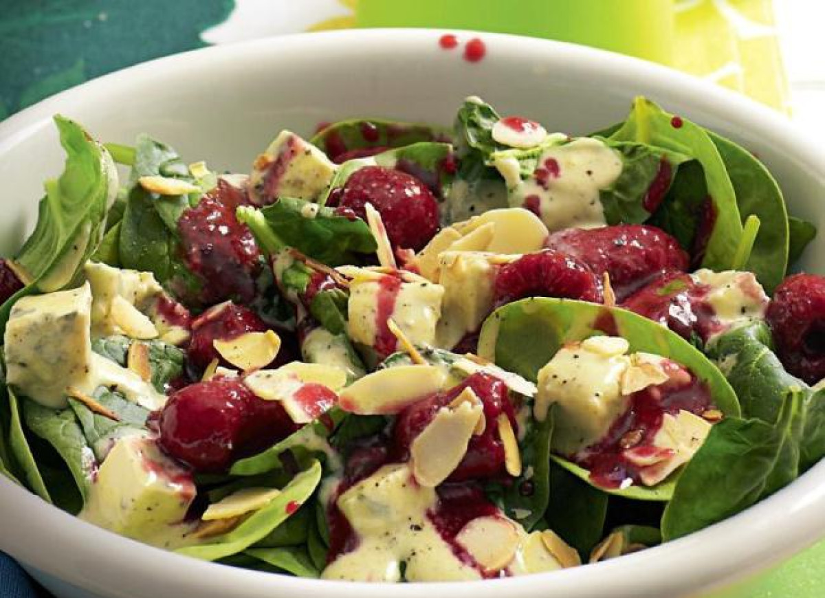 Sałatka ze szpinakiem i malinami