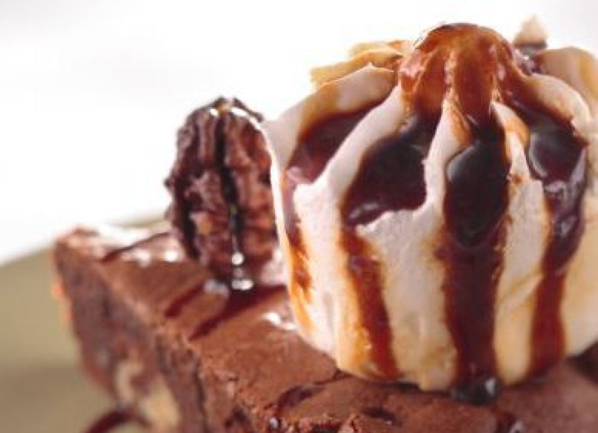 Brownies z lodami i sosem czekoladowym