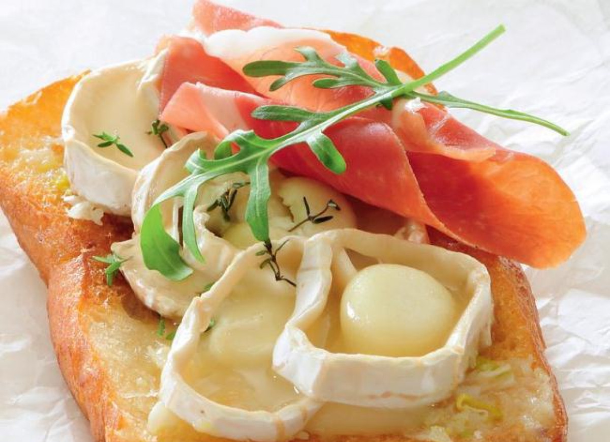 Czosnkowe tosty z szynką