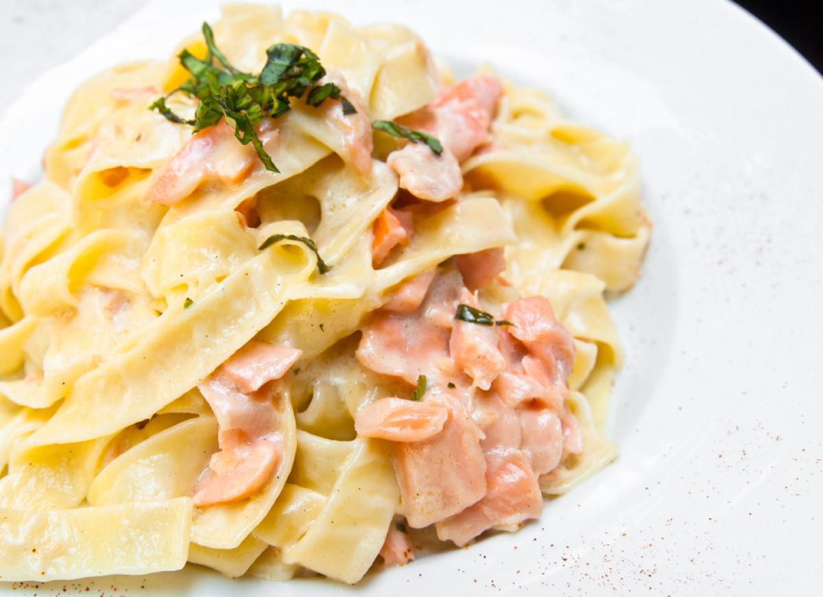 Makaron smażony z łososiem i parmezanem