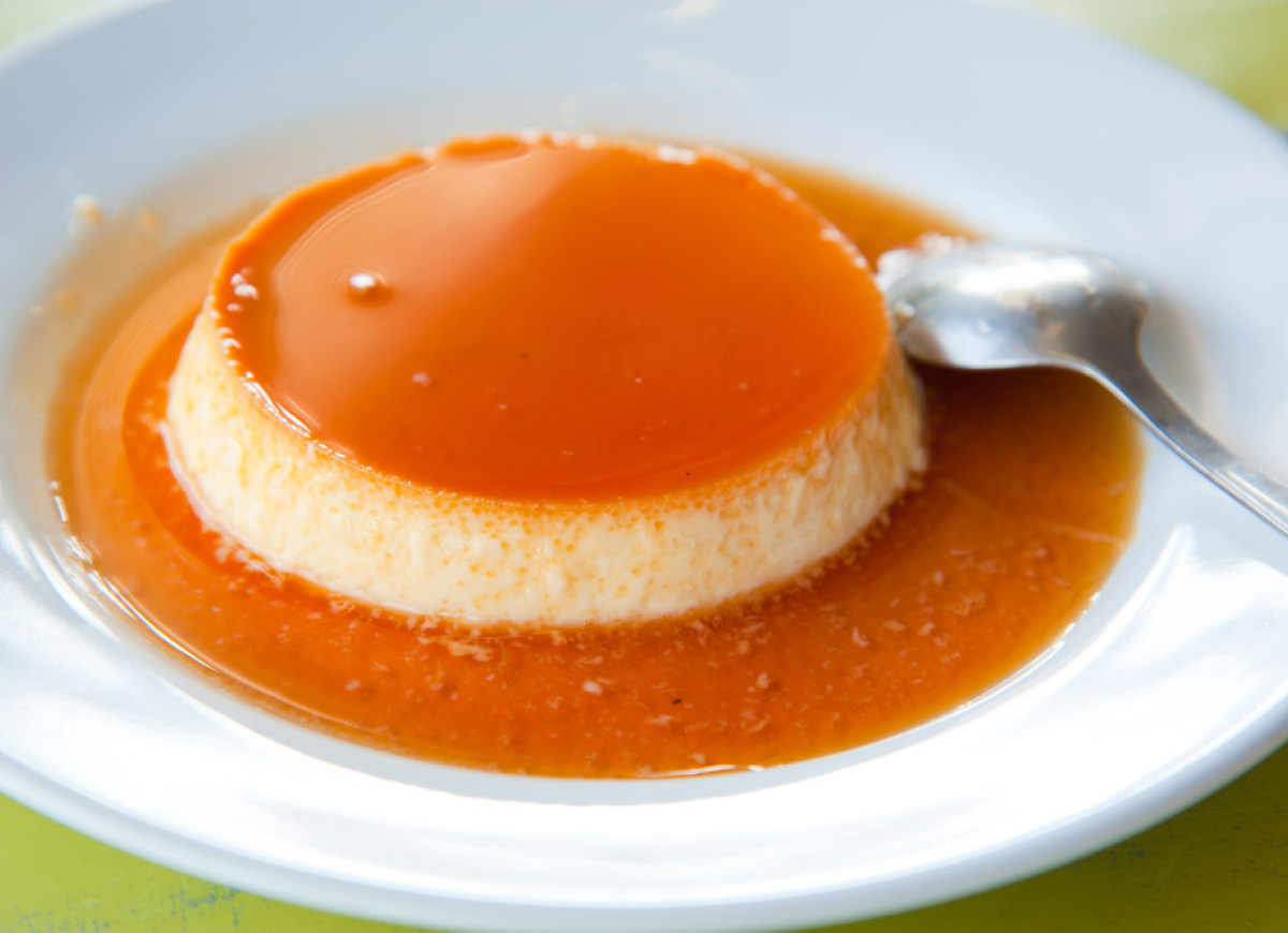 Budyń z sosem karmelowym
