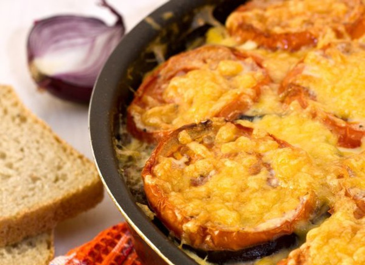 Zapiekanka z szynką i pomidorami