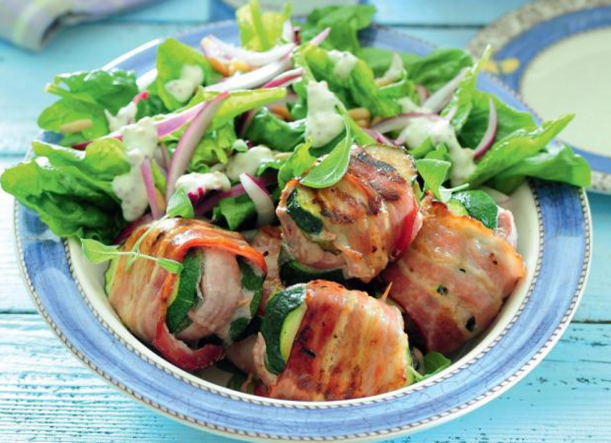 Sałatka ze szpinaku i czerwonej cebuli