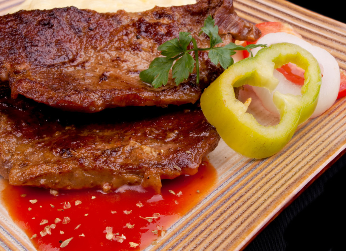 Steki z tequilą i salsą fasolową