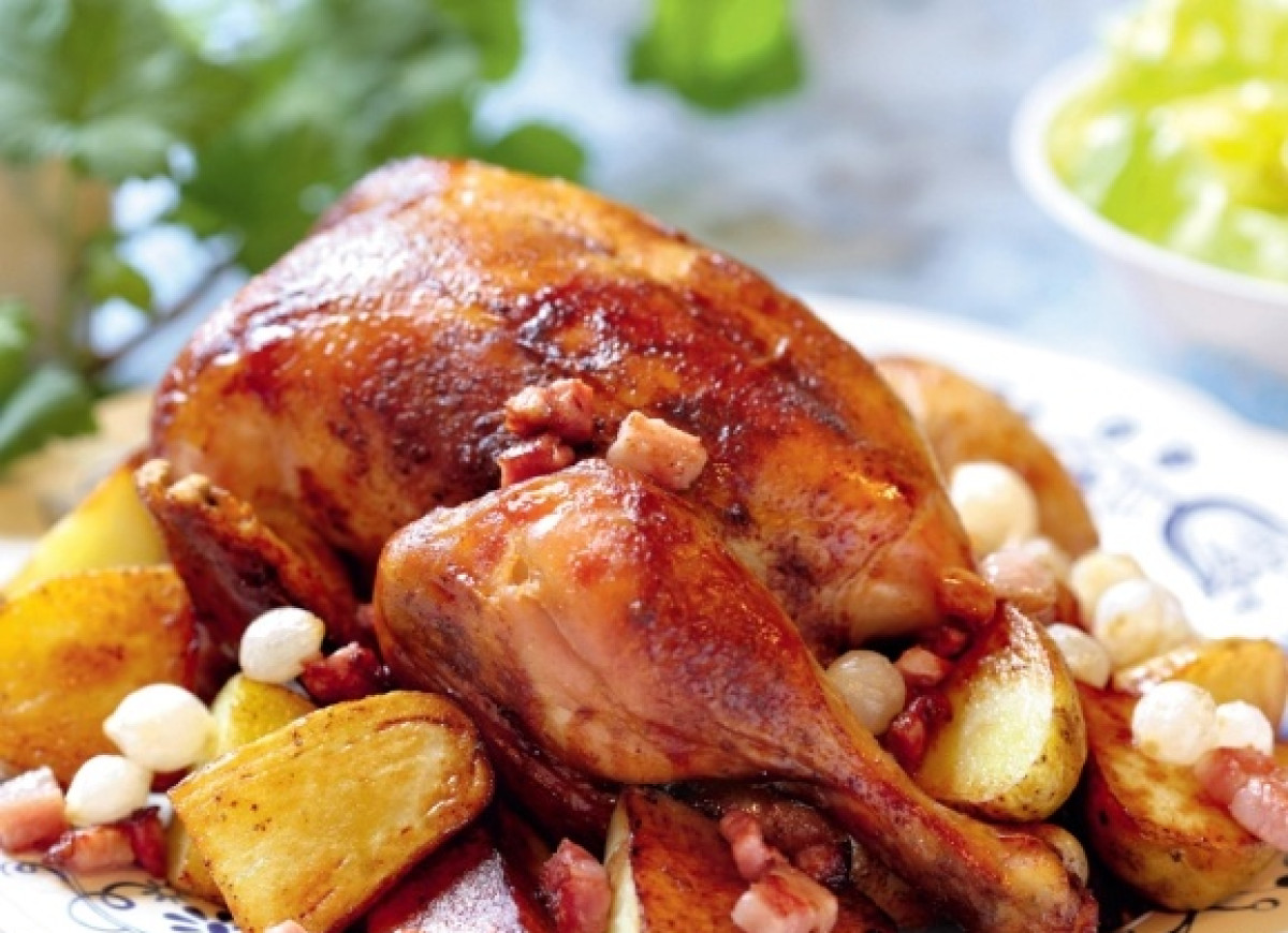 Kurczak pieczony z ziemniakami, boczkiem i cebulą