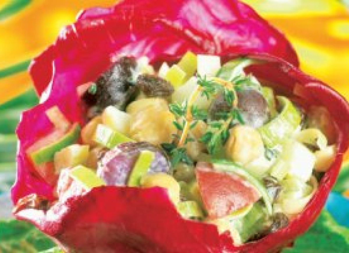 Sałatka ziemniaczana w liściu kapusty