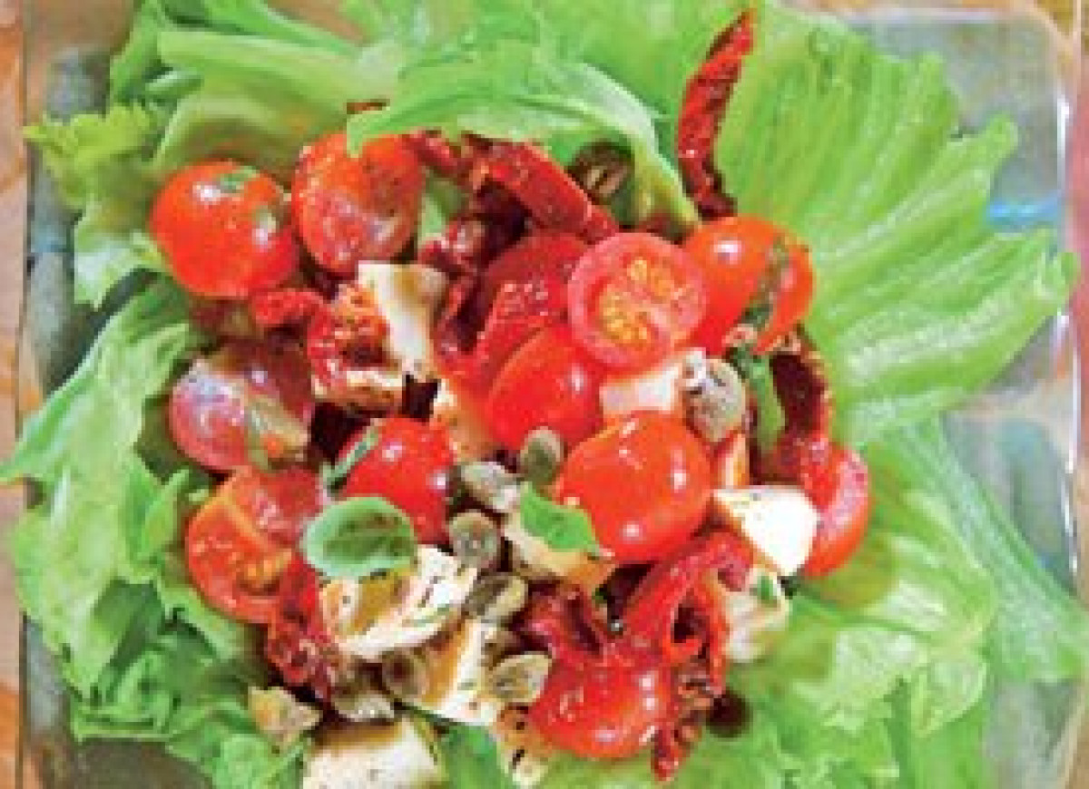 Sałatka z kaparami i suszonymi pomidorami