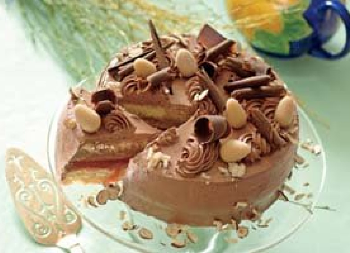 Tort z czekoladą i galaretką wiśniową