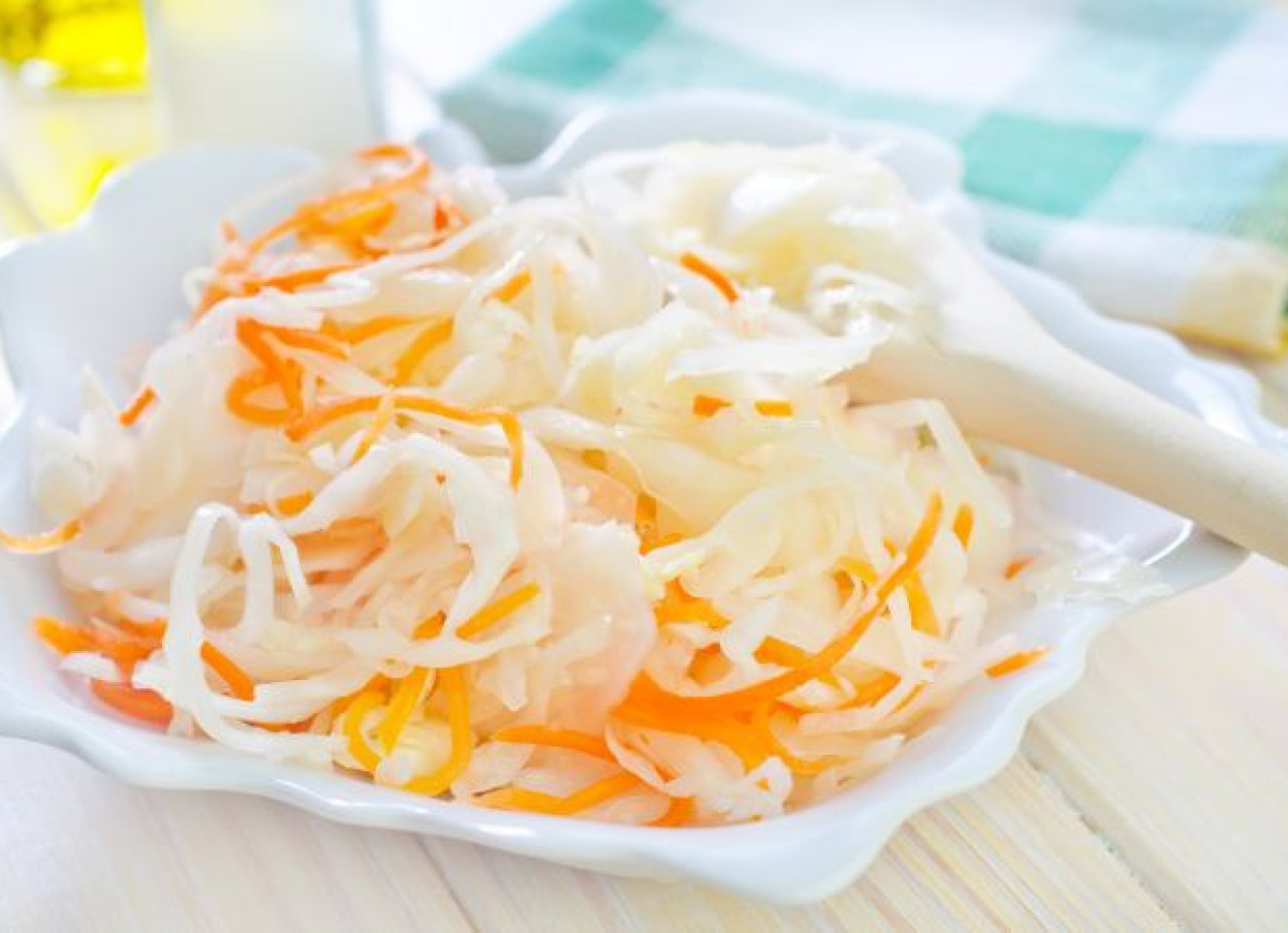 Surówka z kiszonej kapusty