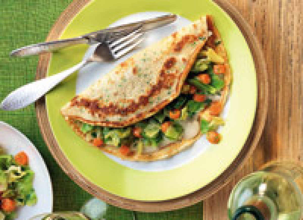 Naleśniki z warzywami i sosem serowym