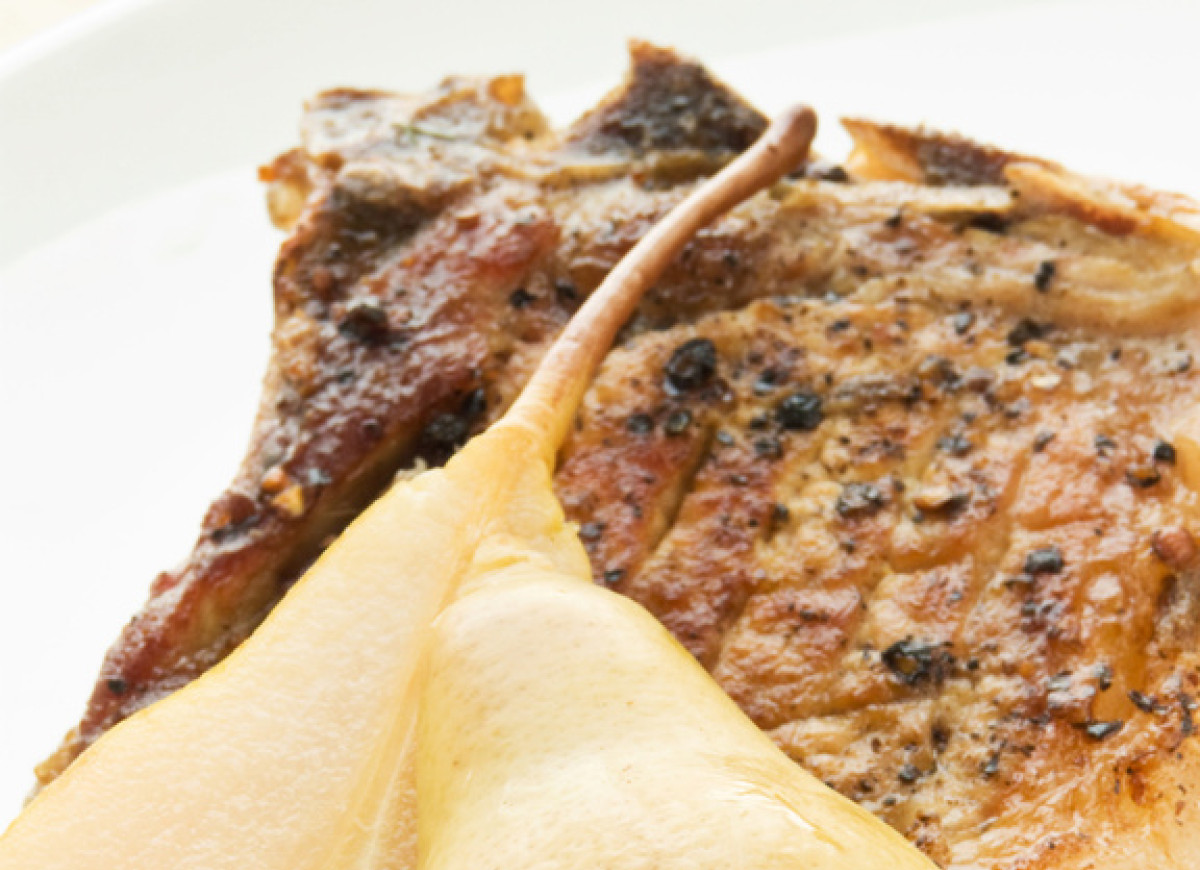 Steki z gruszkami w sosie orzechowym