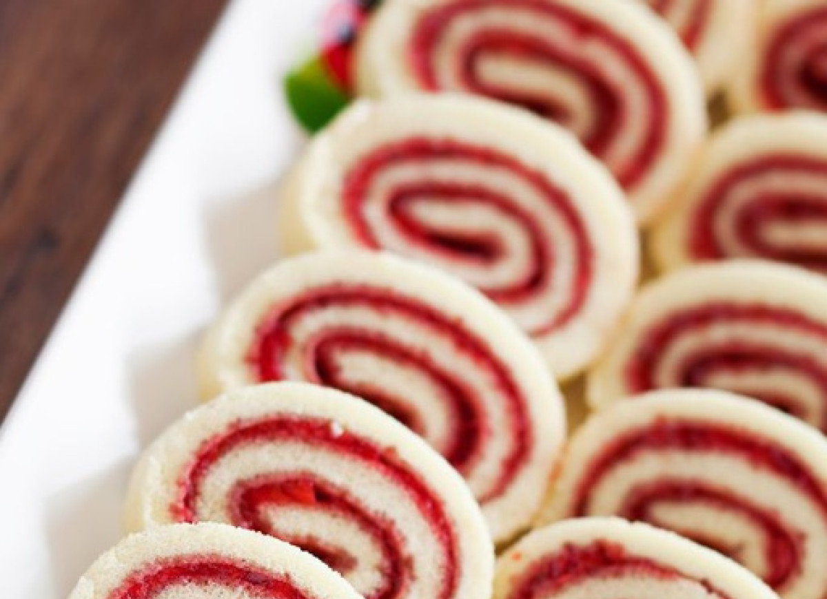 Rolada z musem malinowym