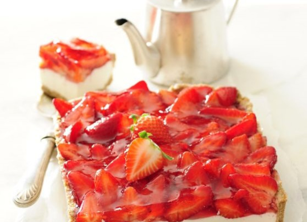 Sernik z truskawkami i galaretką