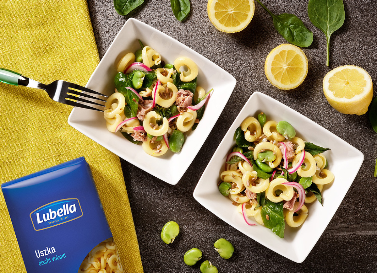 Sałatka z makaronem Lubella Uszka, tuńczykiem, bobem, czerwoną cebulą i młodym szpinakiem