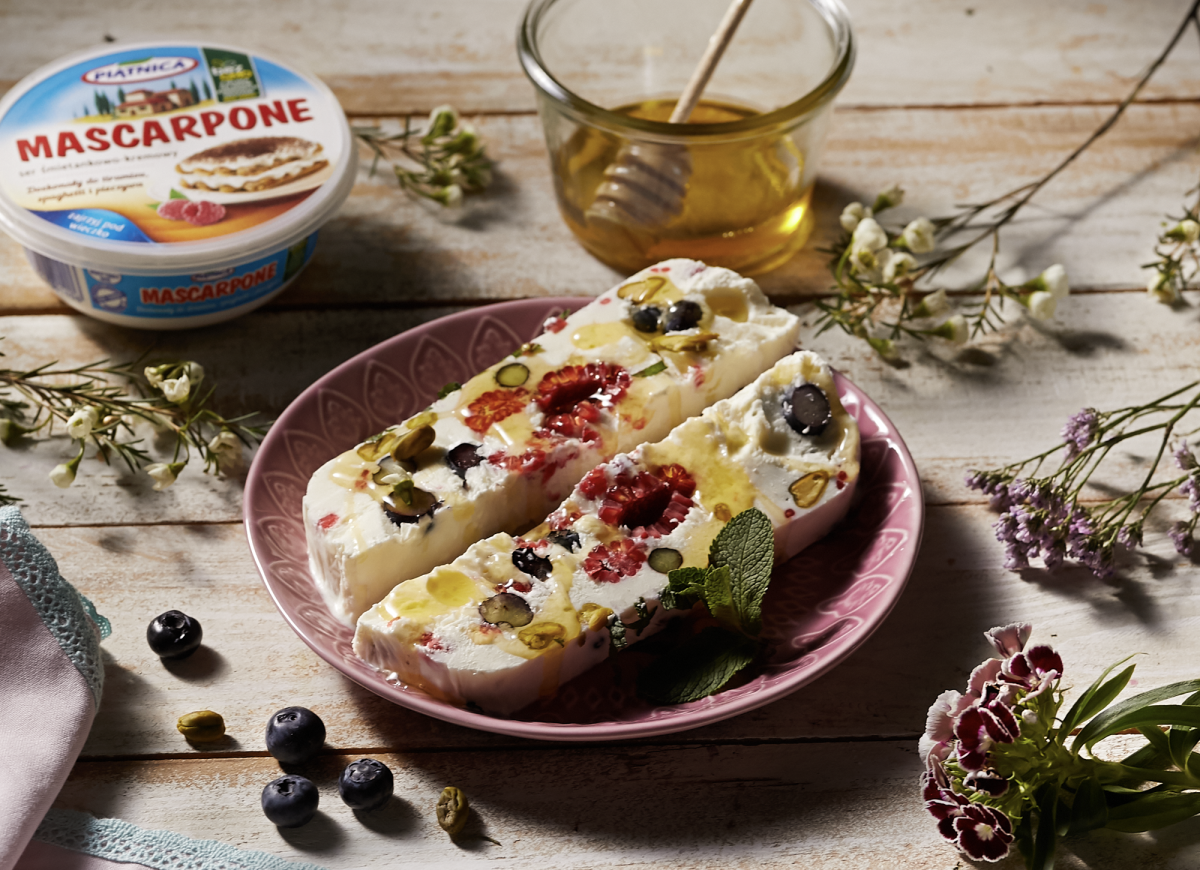 Jogurtowe semifreddo z owocami leśnymi