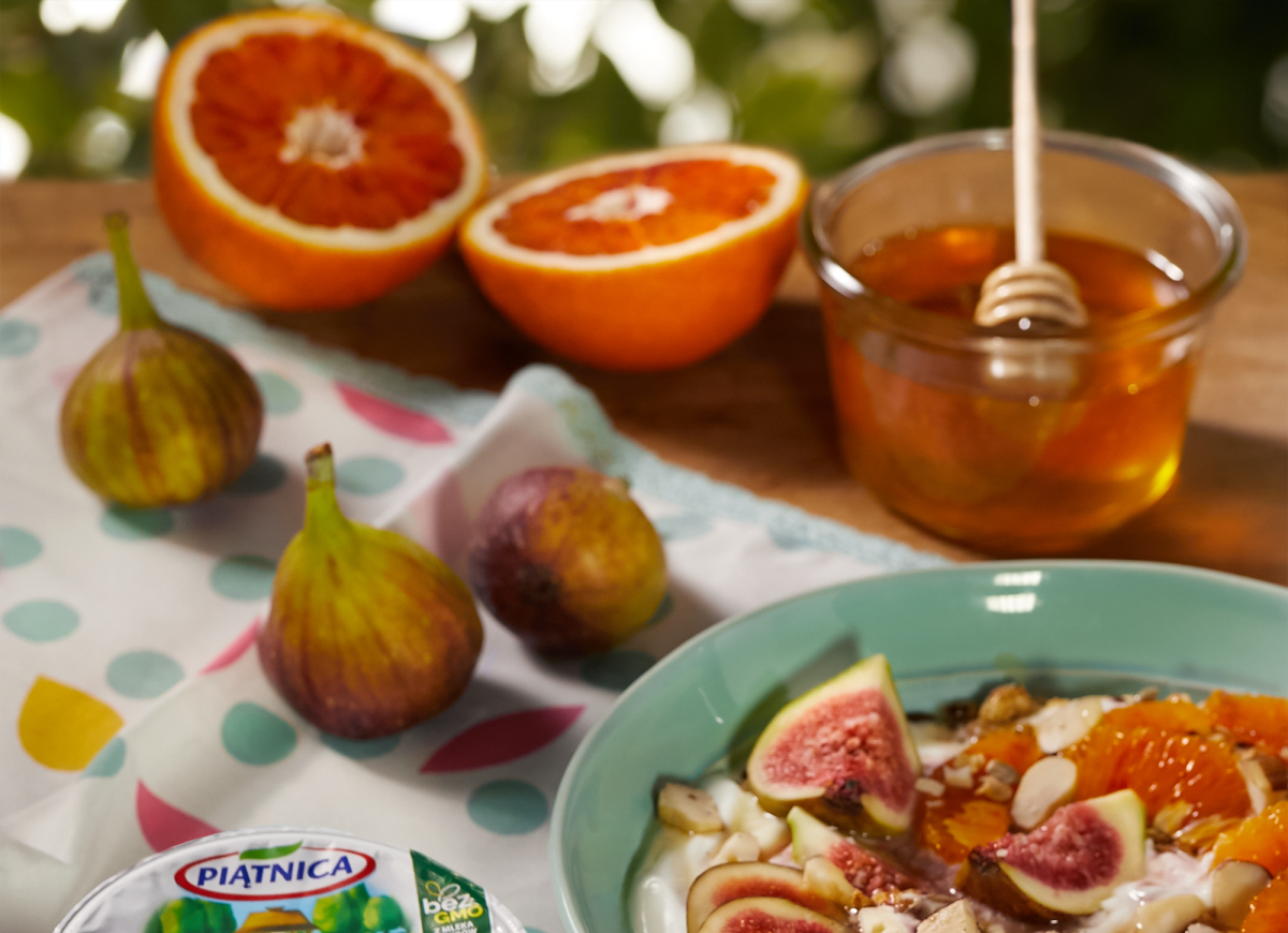 Miska jogurtowa z owocami, orzechami, granolą i miodem