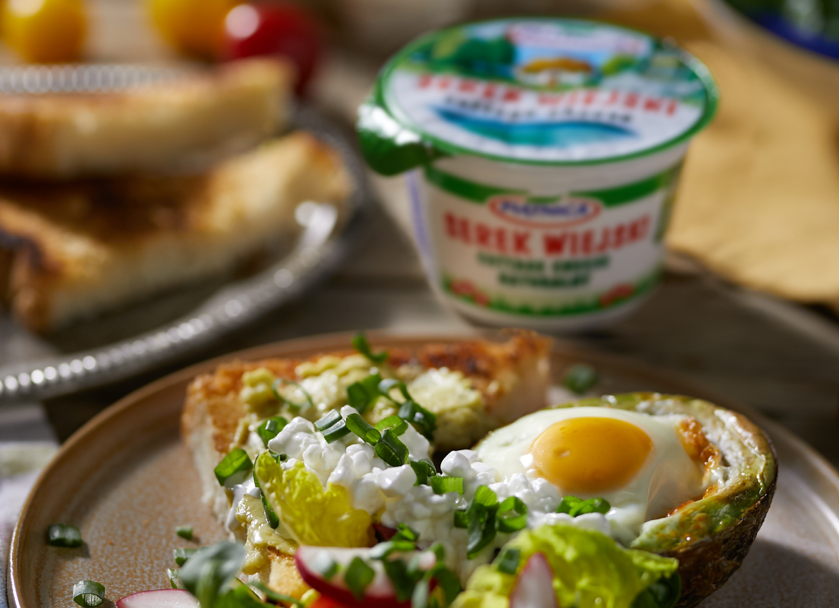 Awokado z zapiekanym jajkiem i Serkiem Wiejskim