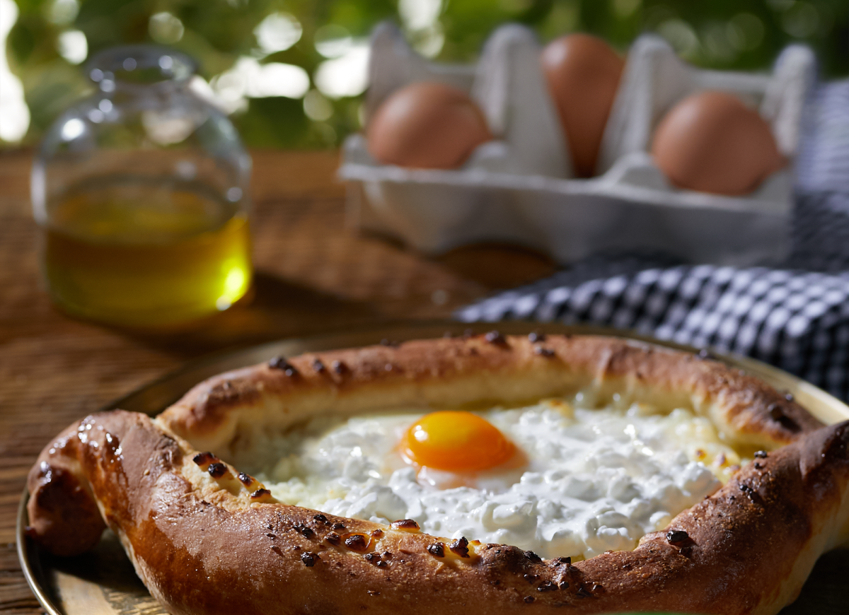 Chaczapuri adżarskie z Serkiem Wiejskim i jajkiem