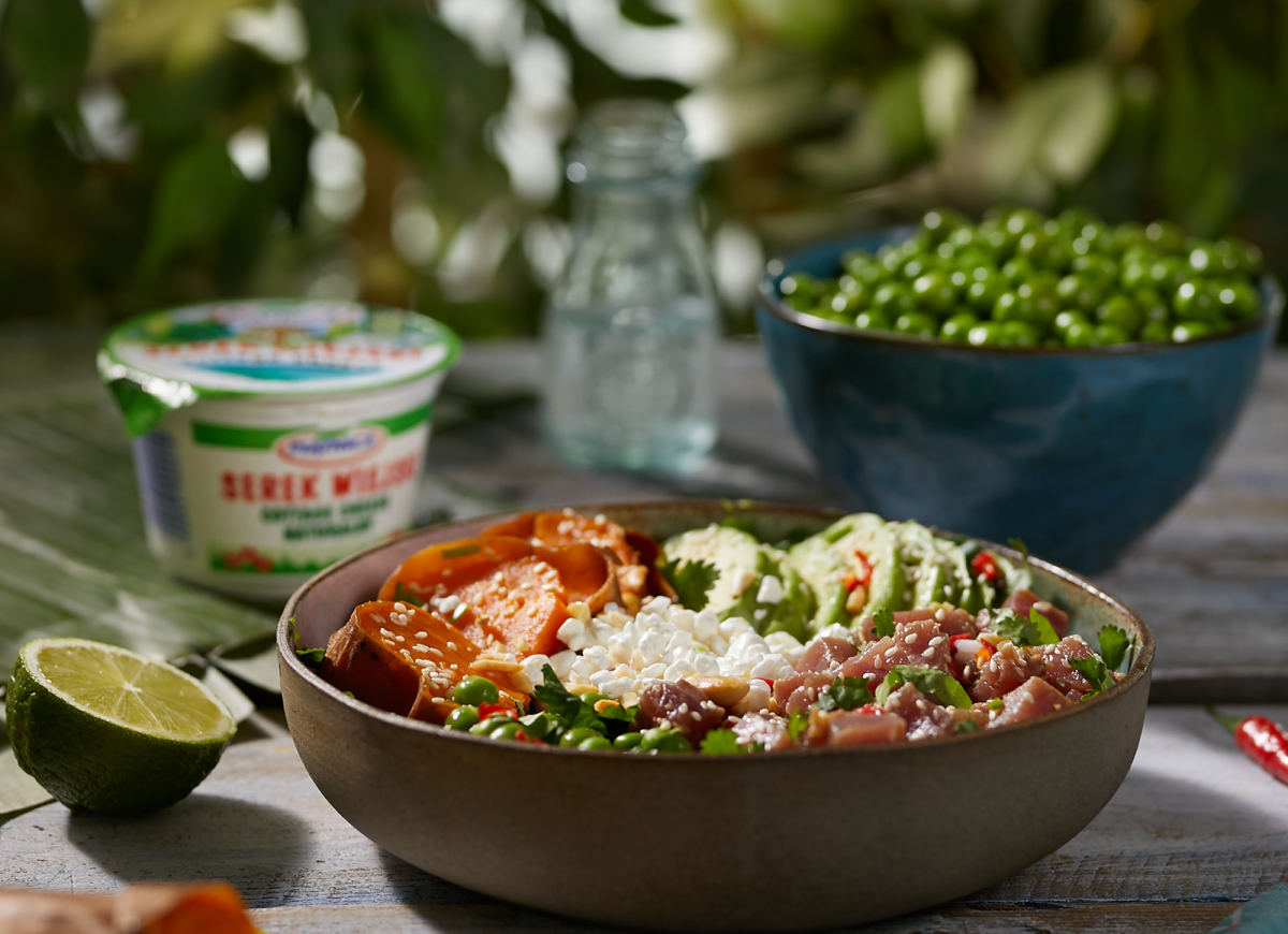 Hawajski poke bowl z Serkiem Wiejskim, tuńczykiem i batatem