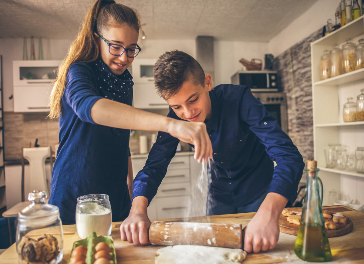 Nastolatki wspólnie pieką ciasto