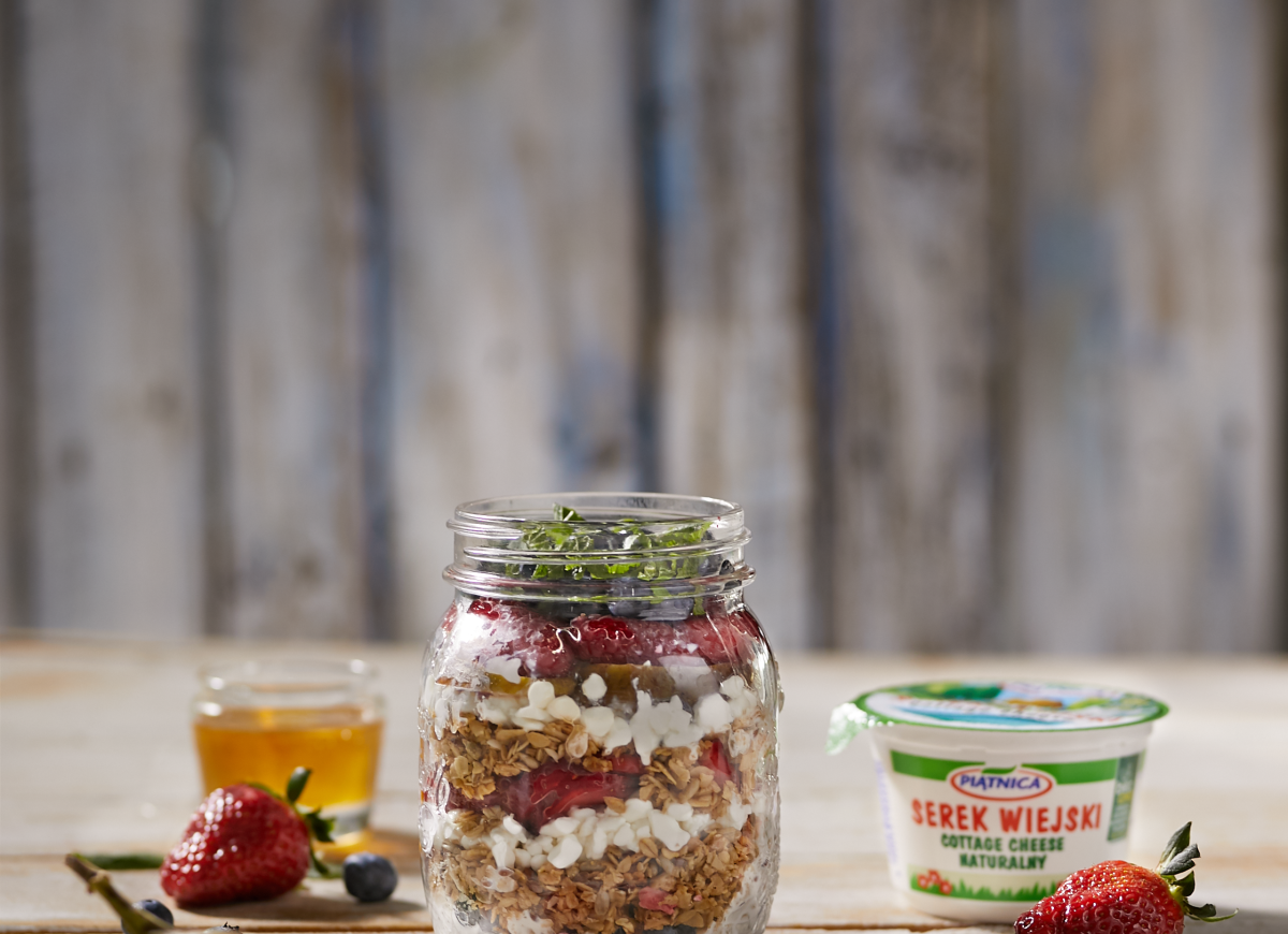 Słoik z Serkiem Wiejskim, granolą i owocami