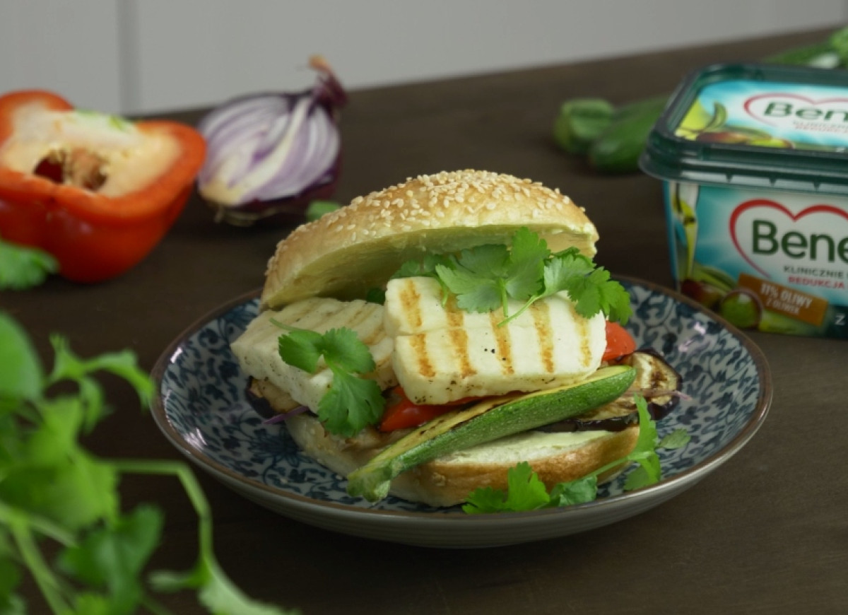 Bajgle z grillowanymi warzywami i halloumi