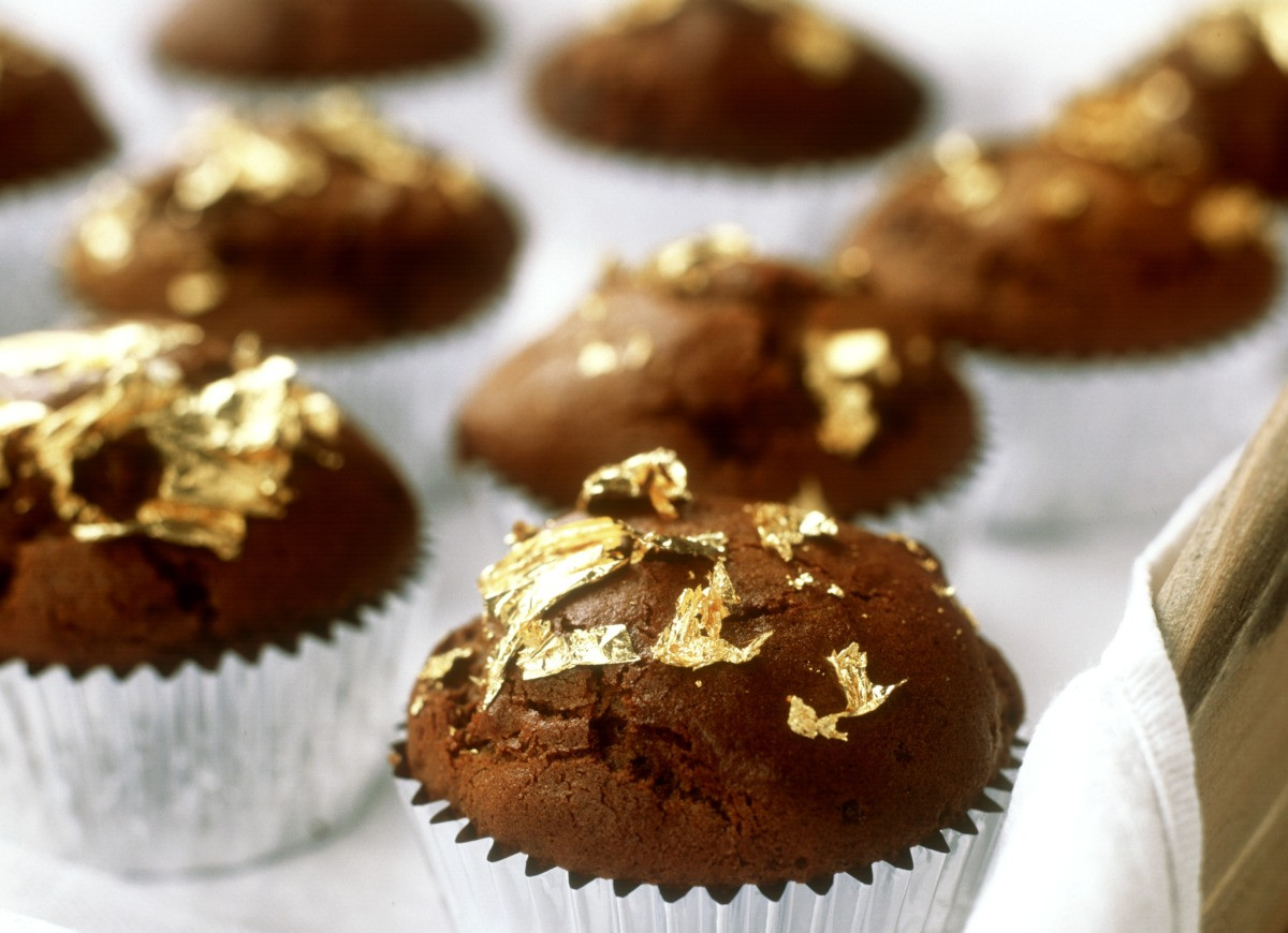 Płatki jadalnego złota na czekoladowych muffinkach