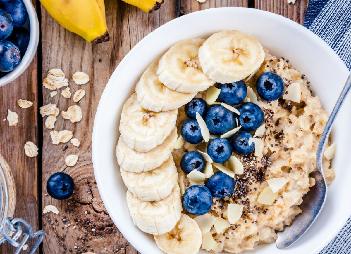 Owsianka z miodem i bananami