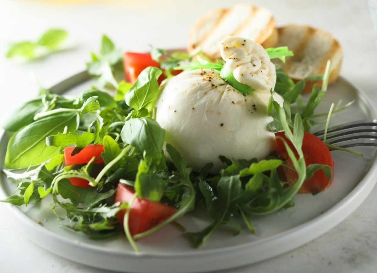 Buratta - co o niej wiemy? Przepis z wykorzystaniem sera.