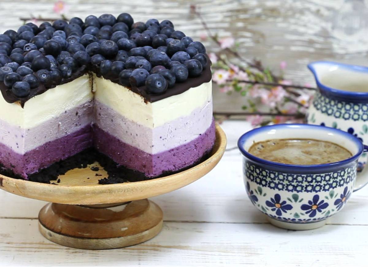 Sernik ombre z jagodami