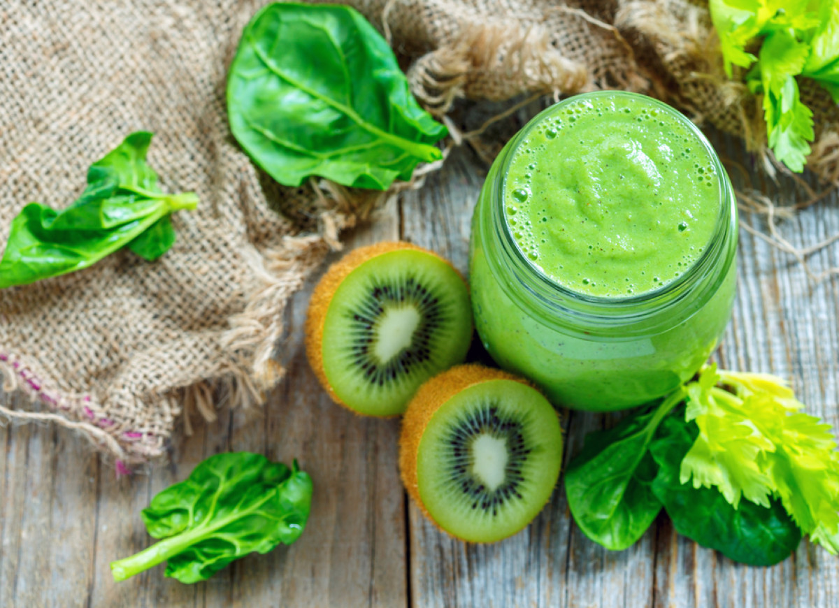 Zielony koktajl z kiwi, selera i szpinaku