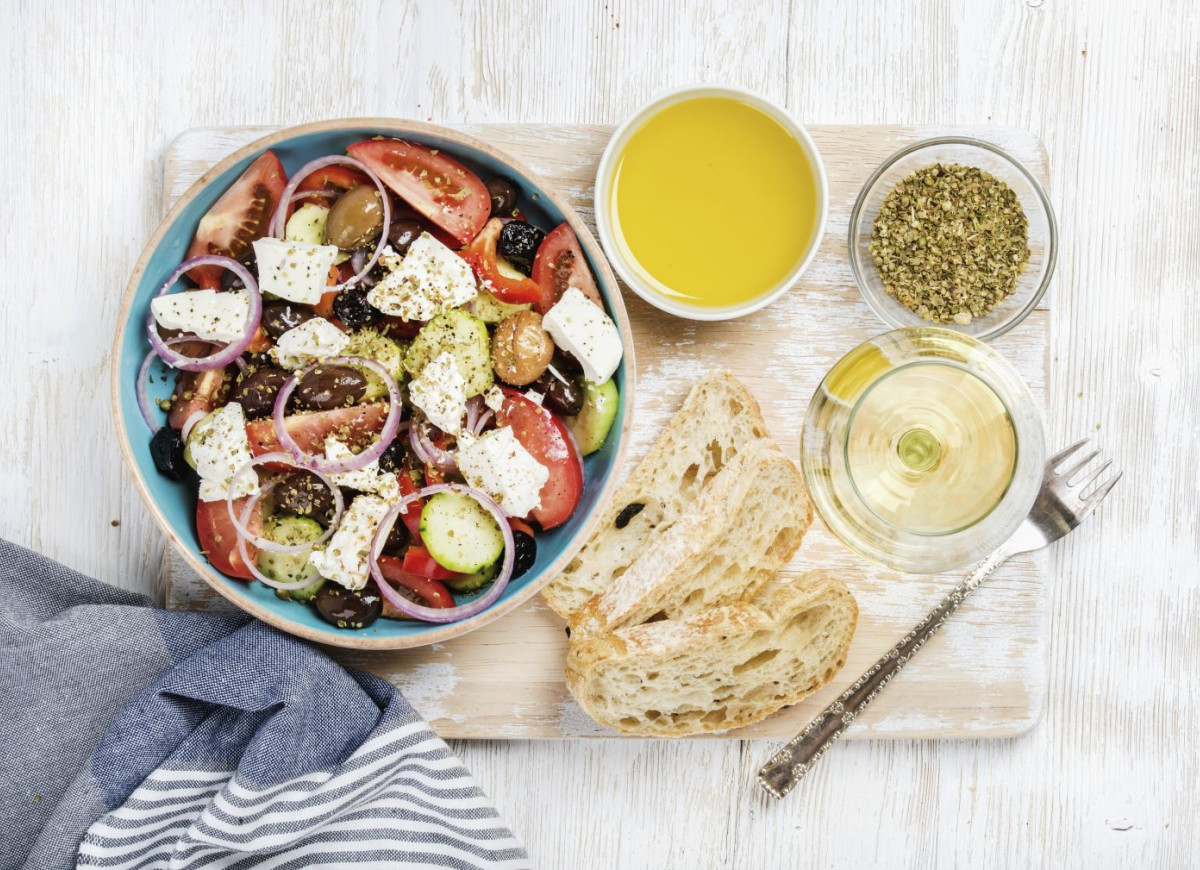 Jak zrobić sos do sałatki greckiej