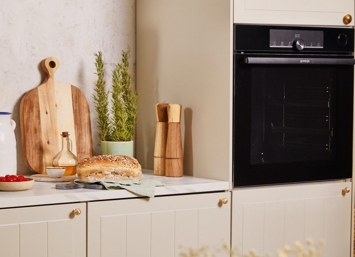 Gotowy chleb na kuchennym blacie