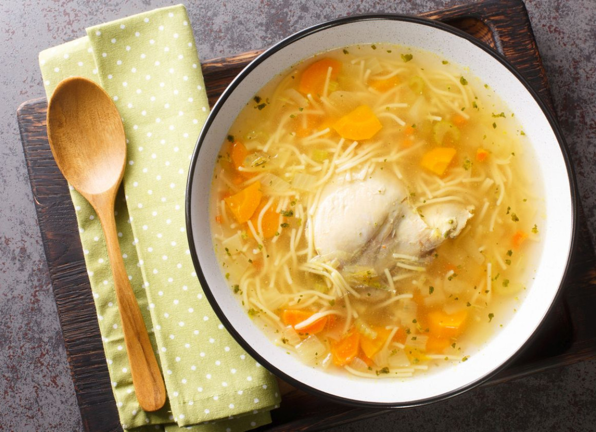 Rosół z makaronem i kurczakiem
