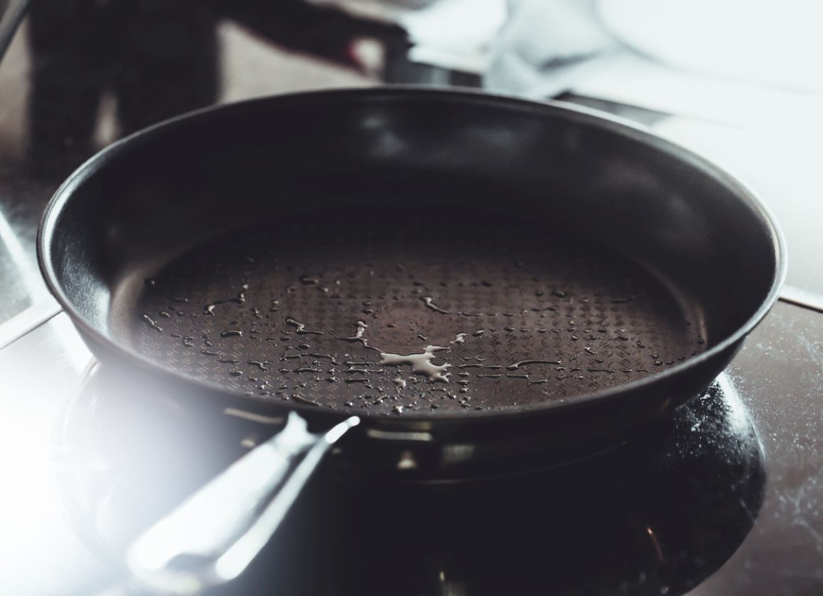jak wyczyścić patelnię teflonową w środku
