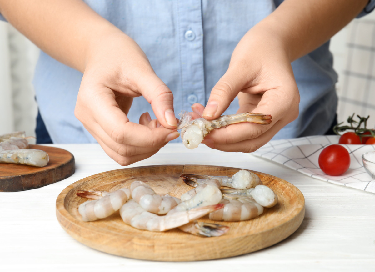 jak obrać krewetki