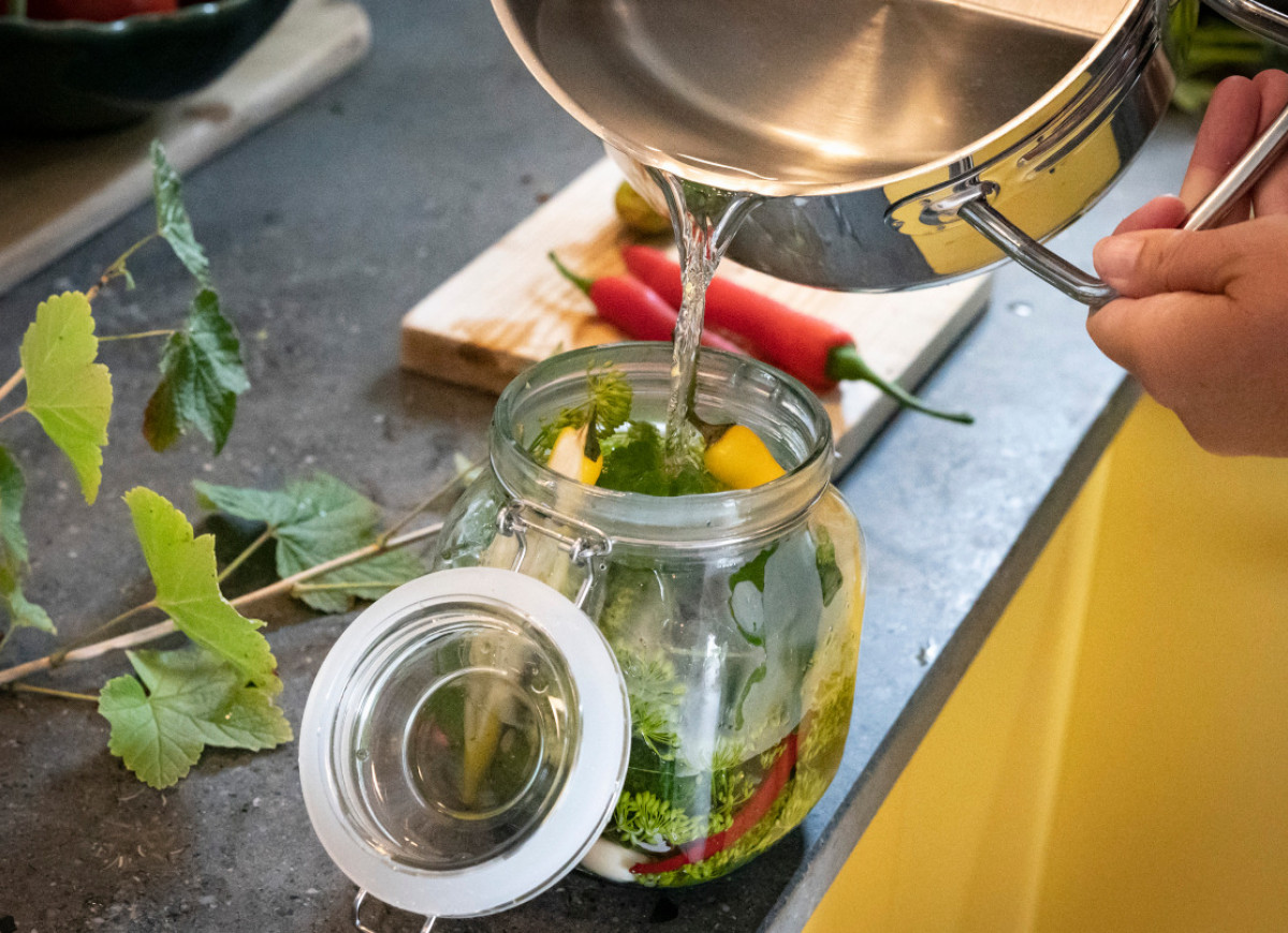 Jaką wodą zalewać ogórki do kiszenia