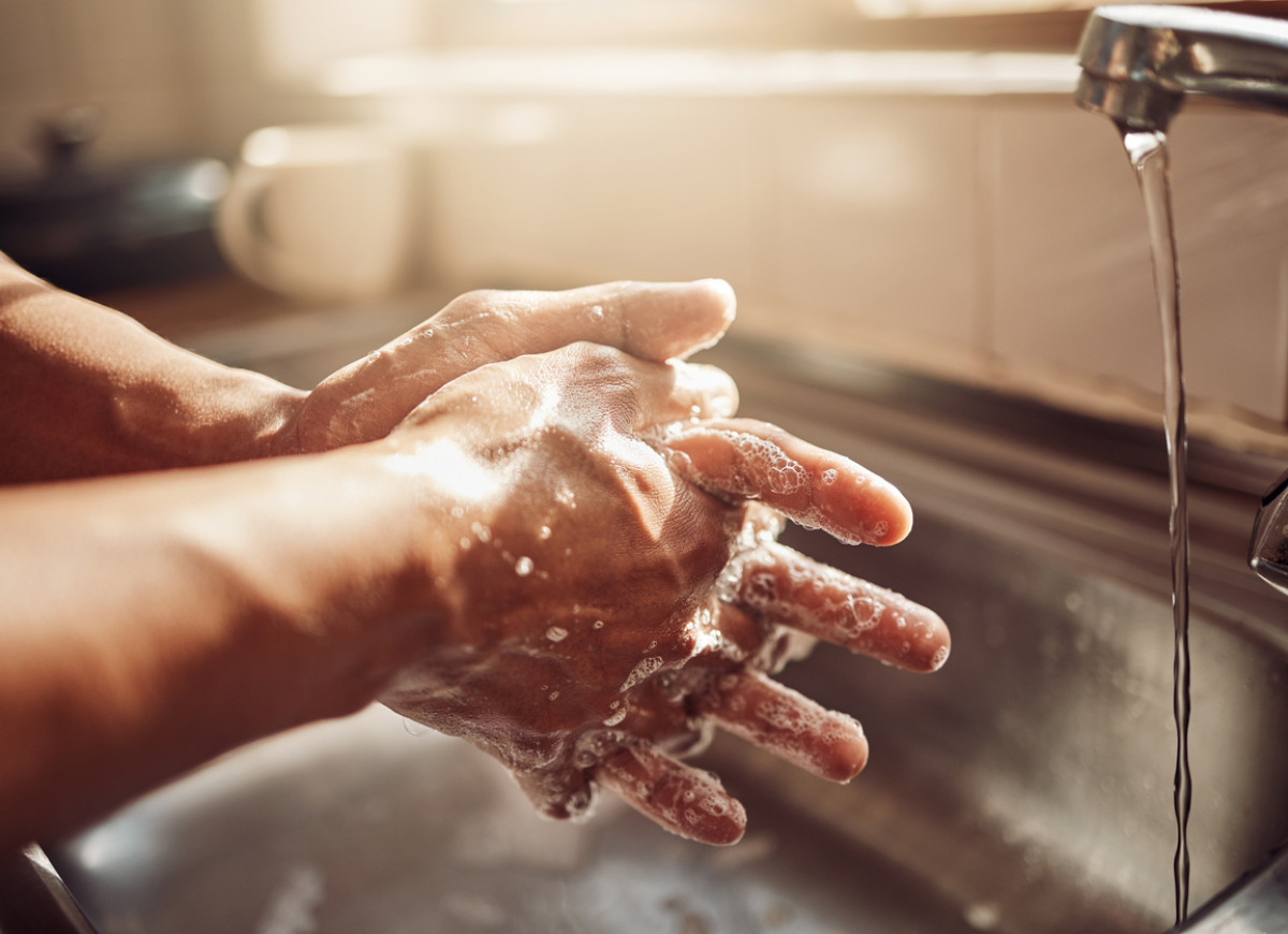 usuwa zapach z dłoni