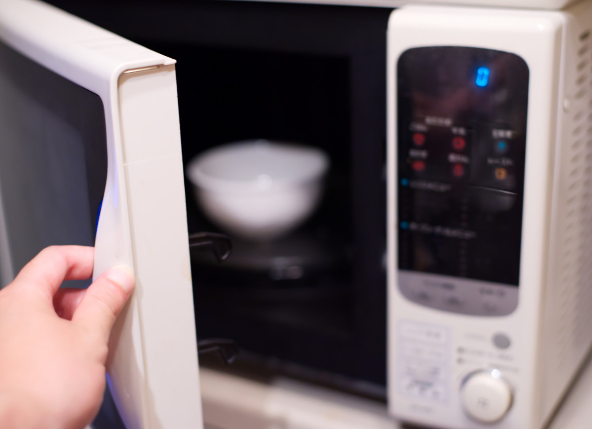 jak wyczyścić mikrofalówkę