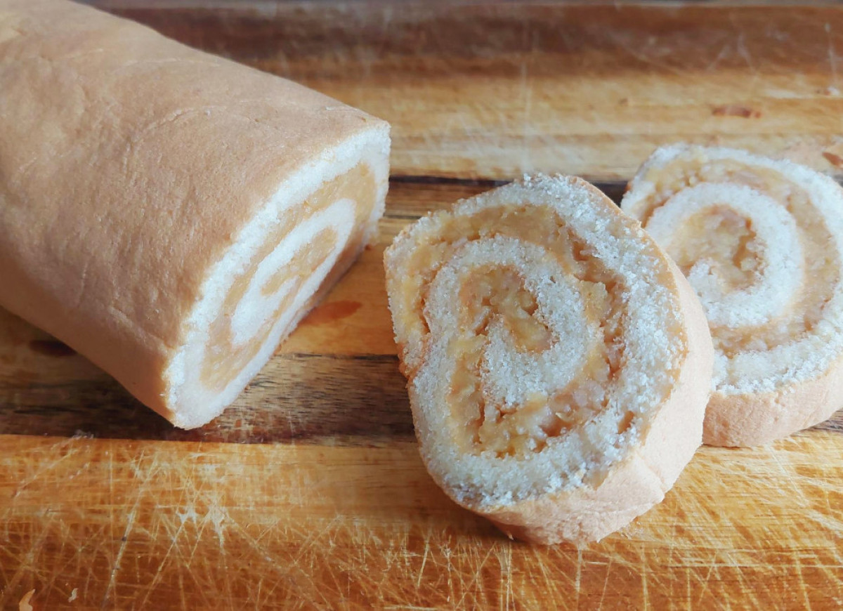 rolada biszkoptowa z jabłkami