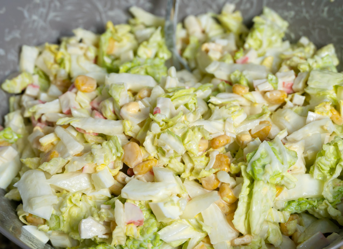 surówka z kapusty pekińskiej z rodzynkami