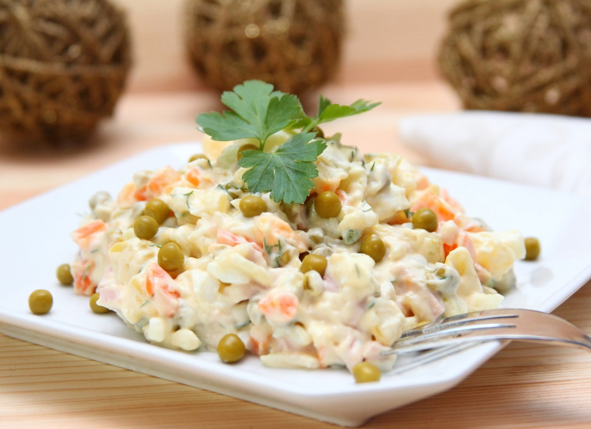 sałatka jarzynowa z groszkiem