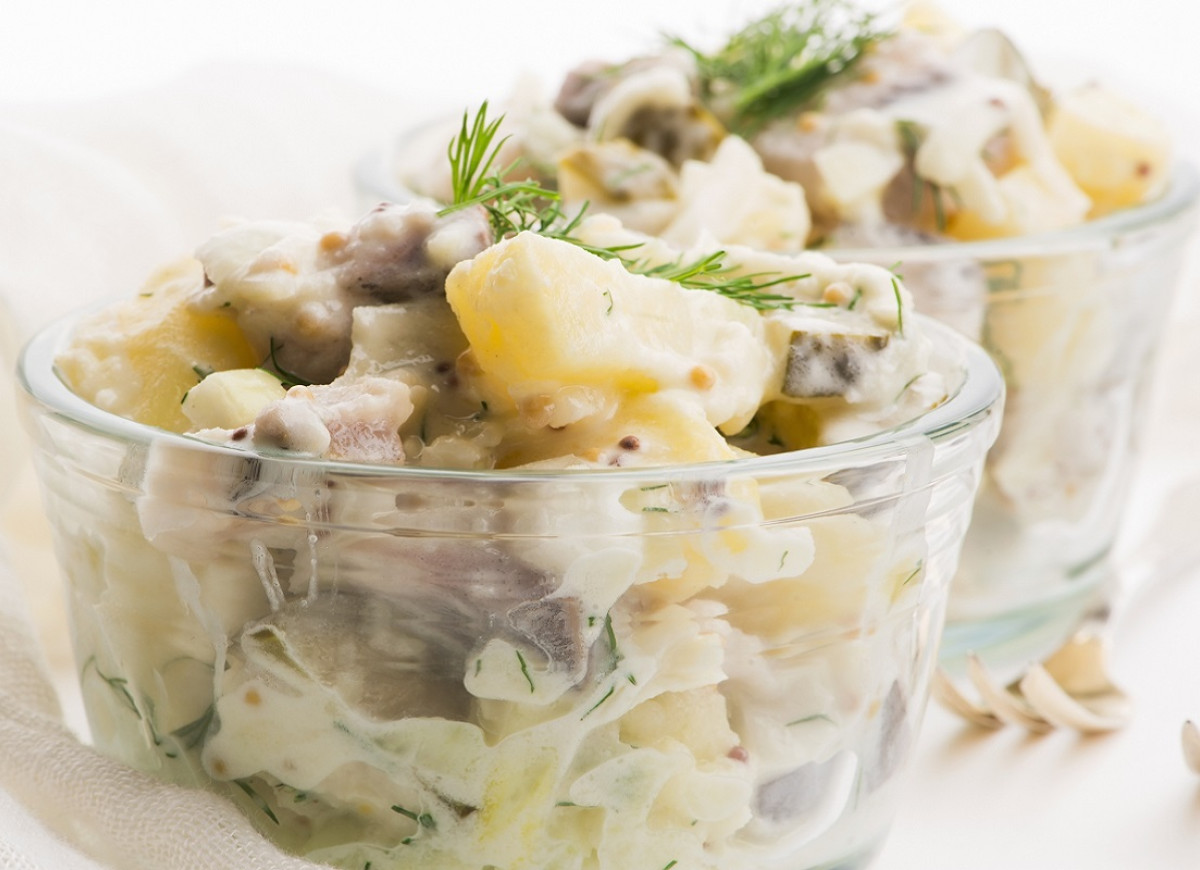 sałatka śledziowa z ananasem