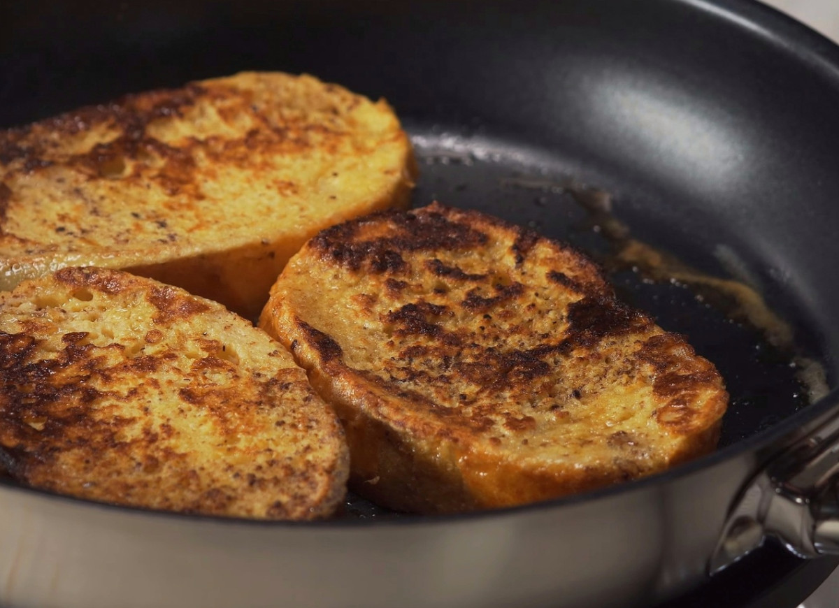 chleb w jajku, na patelni