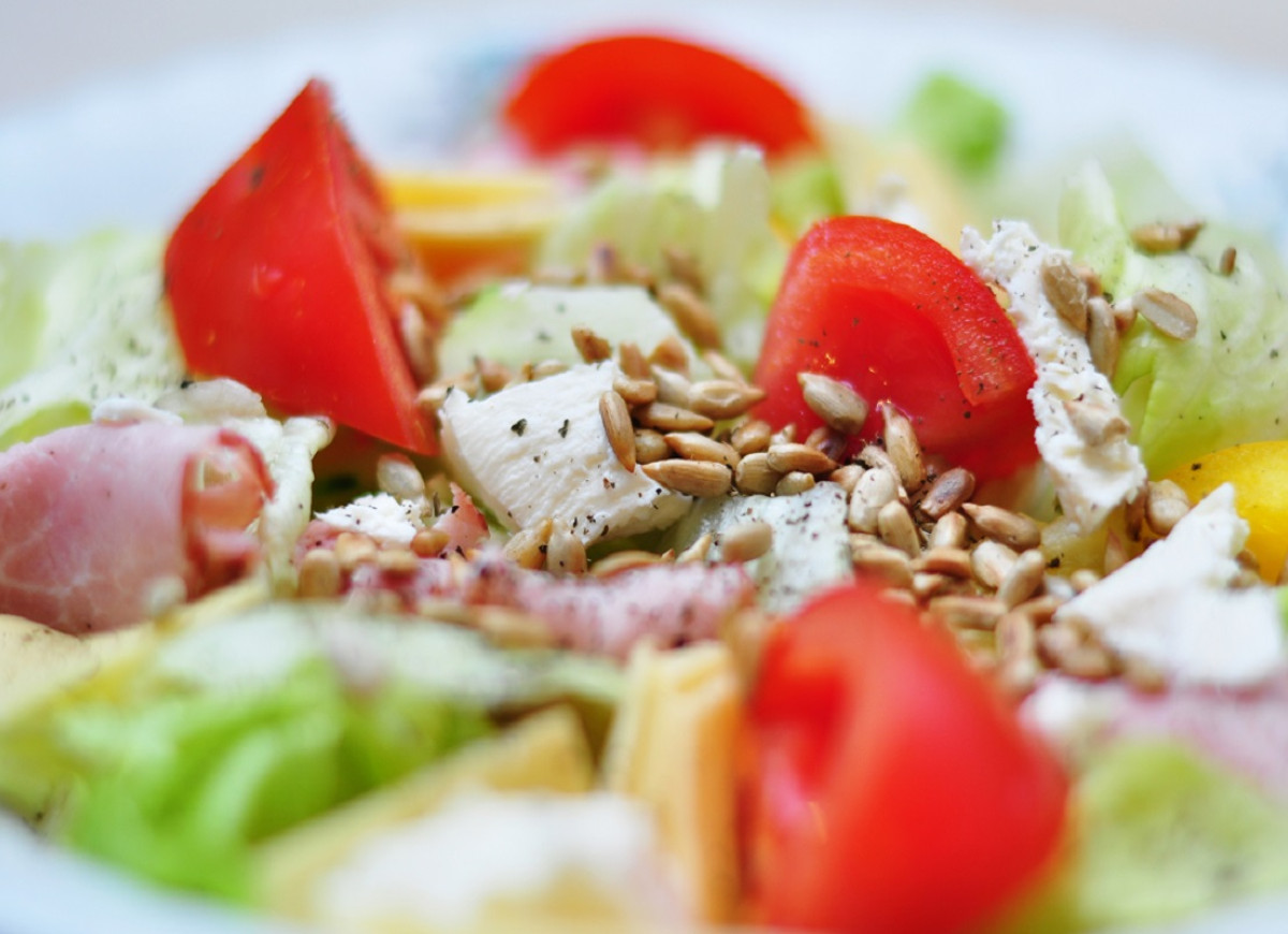 sałatka z pestkami słonecznika