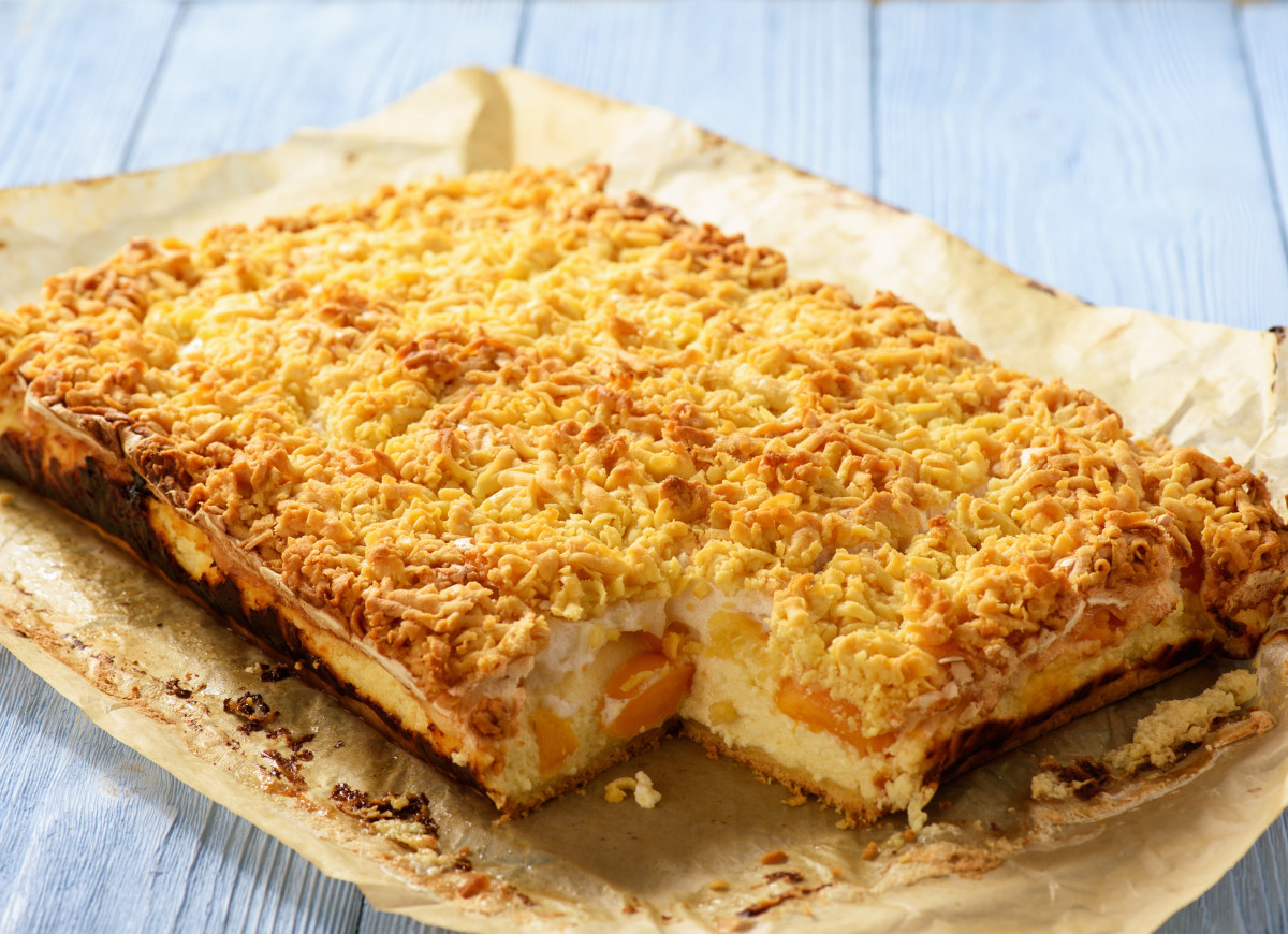 sernik z brzoskwiniami