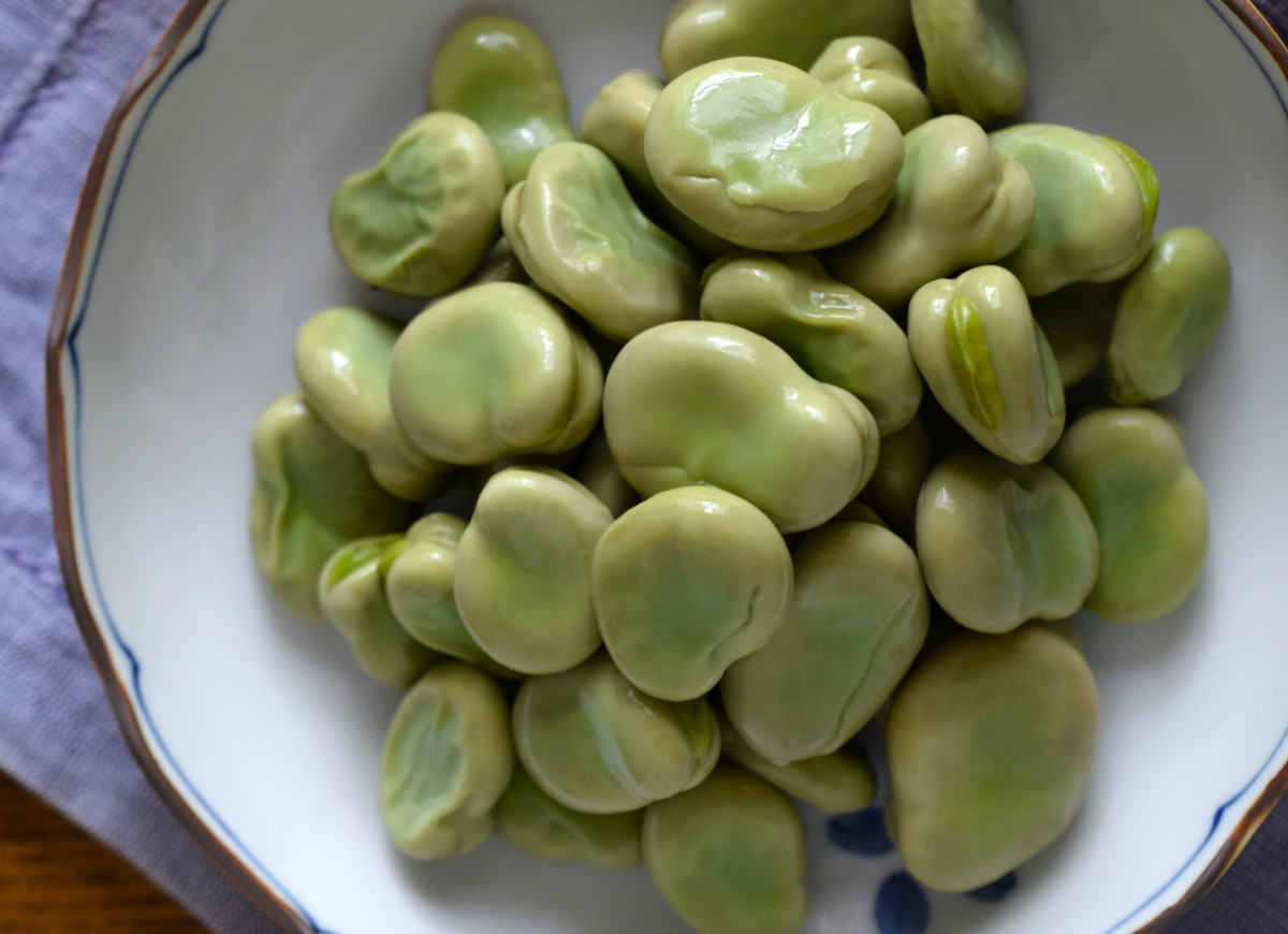 Czy można jeść bób ze skórką?