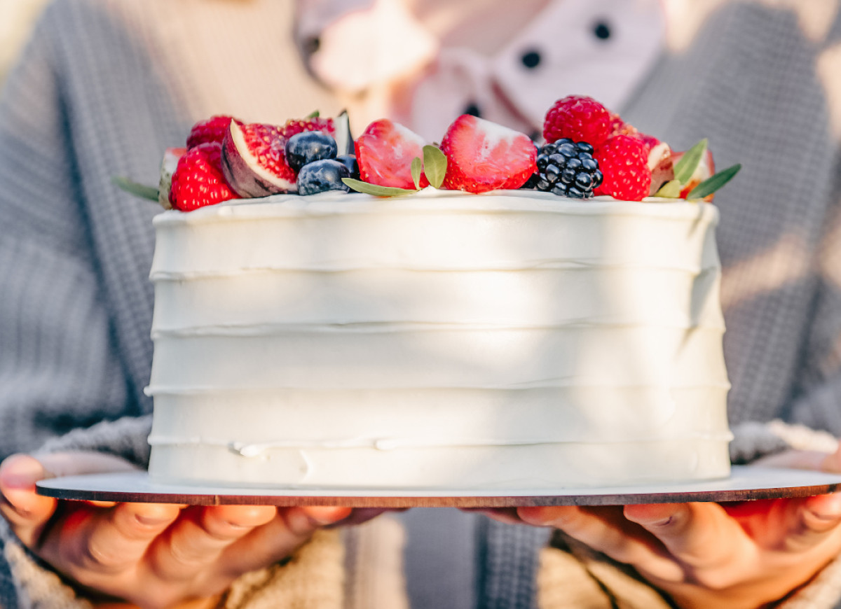 Jak udekorować tort owocami